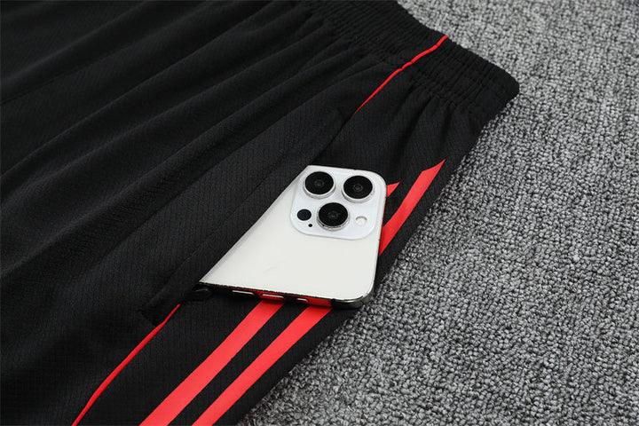 Liverpool Training Kit 25/26 - Cream/Black
