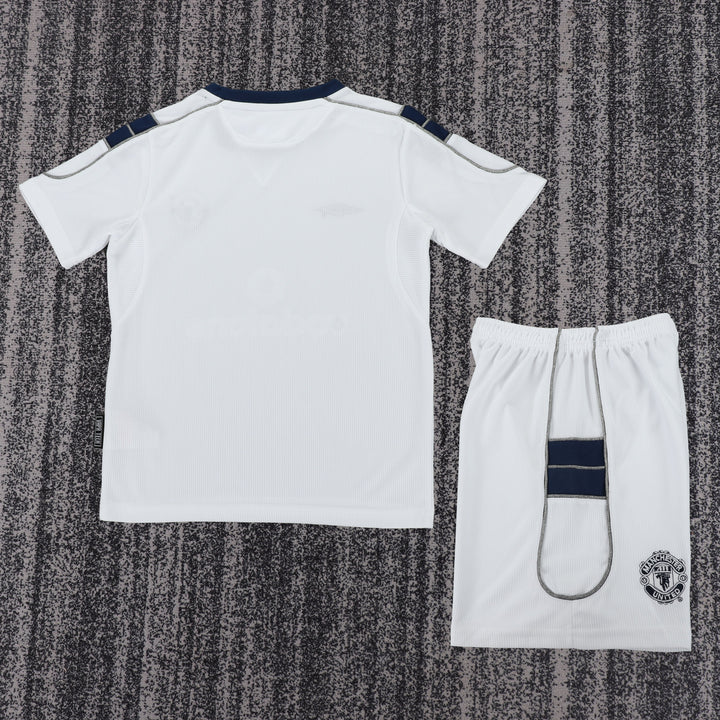 Manchester United 00/01 Children's Away Retro Set