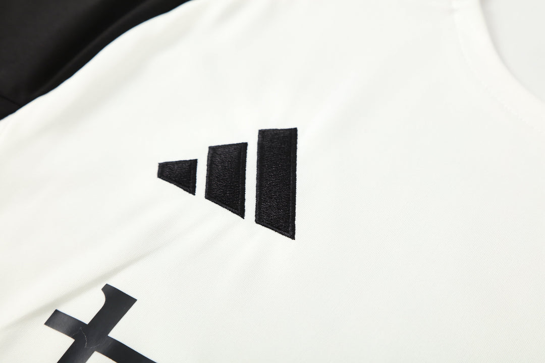Manchester United 2025/26 Training Kit - White